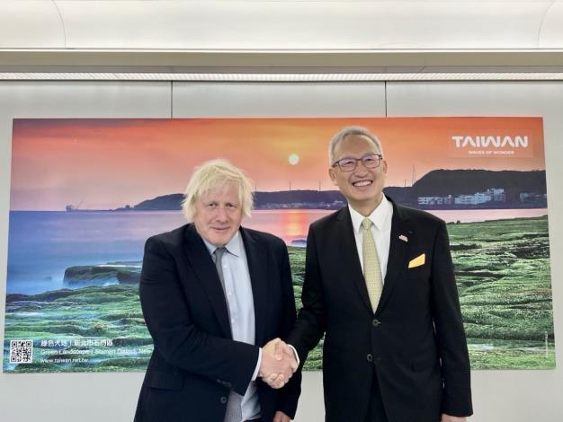 圖說：英國前首相強生（Boris Johnson，左）抵台，外交部政務次長吳志中（右）前往接機致意。