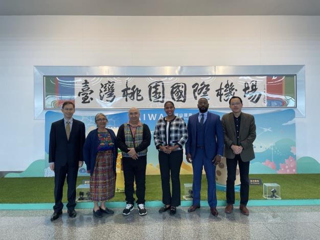 圖說一：友邦駐日內瓦聯合國常任代表訪台團乙行抵台，外交部國際組織司司長孫儉元（左一）代表接機。訪團成員包括瓜地馬拉常代José Francisco Calí Tzay大使（左三）、瓜地馬拉常代夫人 Balan Argueta de Calí（左二）、海地常代Ann-Kathryne Lassègue大使（右三）、海地常代夫婿Georges Philippe Jean（右二）及陪同訪團的駐日內瓦辦事處處長李冠德（右一）。