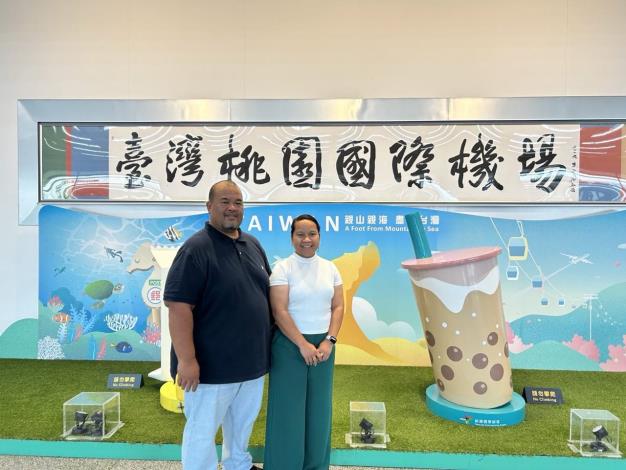 圖說二：訪團成員馬紹爾群島副常代Samuel K. Lanwi, Jr.及夫人。