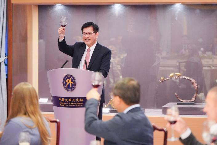 圖說三：外交部長林佳龍向烏克蘭跨黨派國會議員訪問團舉杯致意。