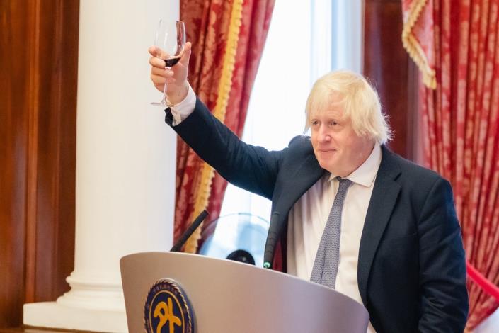圖說二：英國前首相強生（Boris Johnson）舉杯祝賀台灣成功。