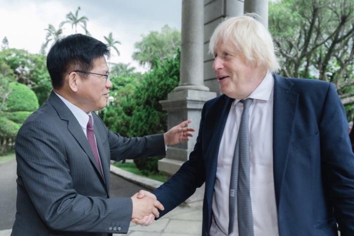 圖說一：外交部長林佳龍（左一）在台北賓館歡迎英國前首相強生（Boris Johnson）。