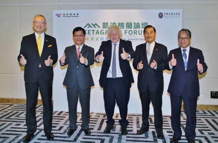 圖說三：英國前首相強生（Boris Johnson，中）、外交部長林佳龍（左二）、遠景基金會董事長陳唐山（右二）、外交部政務次長吳志中（左一）、遠景基金會執行長賴怡忠（右一）合影。