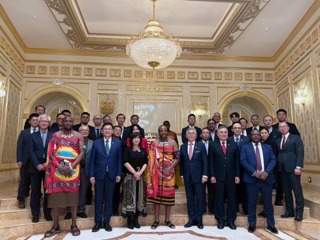 圖說一：我國駐史瓦帝尼王國大使梁洪昇（前右四）陪同產業團晉見史王恩史瓦帝三世（King Mswati III）並合影。