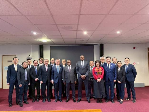 圖說二：我國駐史瓦帝尼王國大使梁洪昇（前左四）陪同產業團拜會總理戴羅素（Russell Dlamini，前左六）及商工暨貿易部長庫馬羅（Manqoba Khumalo，前左五）。