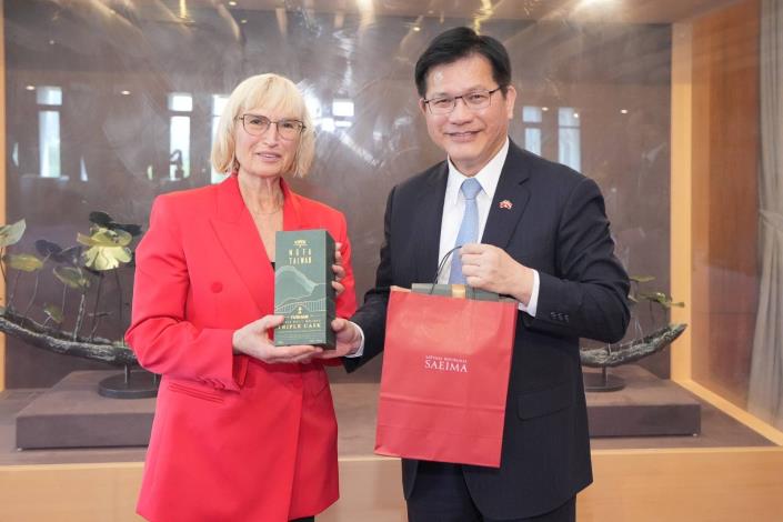 圖說三：外交部長林佳龍致贈拉脫維亞國會友台小組主席齊翠蓮（Ingrīda Circene）台灣特色禮品。