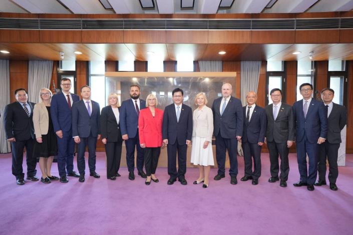 圖說二：外交部長林佳龍與拉脫維亞國會友台小組訪問團合影。