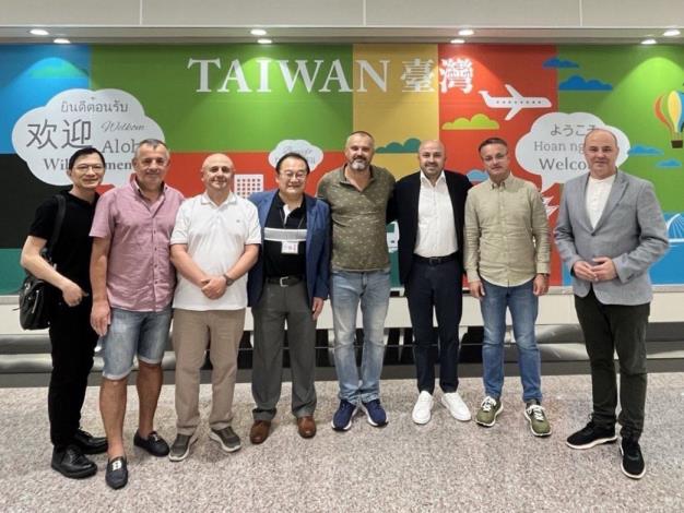 圖說：羅馬尼亞參議員暨對中政策跨國議會聯盟（IPAC）羅國共同主席吉尼亞（Cristian Ghinea，右四）率團訪台，外交部歐洲司副參事李唯誠接機致意。