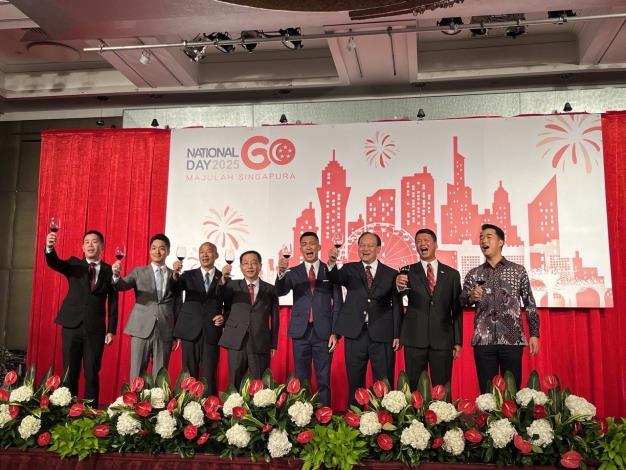 圖說二：外交部常務次長葛葆萱（左四）、立法院長韓國瑜（左三）、台北市長蔣萬安（左二）、行政院政務委員季連成（右三）與新加坡駐台北商務辦事處代表葉偉傑（Yip Wei Kiat，右四）以新加坡「Yum Seng」儀式祝酒。