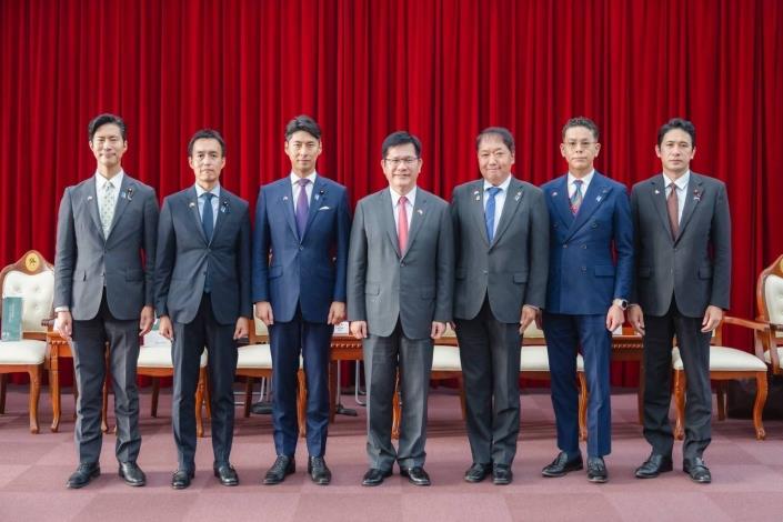 圖說二：外交部長林佳龍（中）與日本自民黨青年局海外研修團幹部合影。