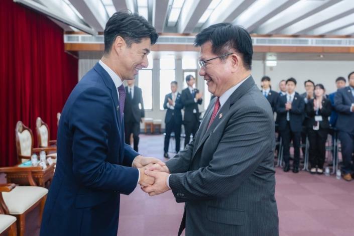 圖說一：外交部長林佳龍（右）歡迎日本自民黨青年局海外研修團團長中曾根康隆眾議員（左）一行。