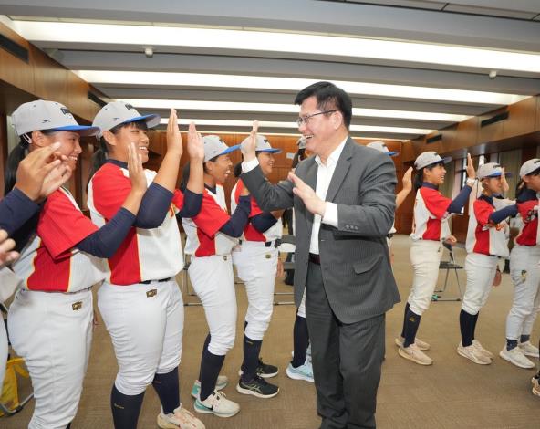 圖二：外交部長林佳龍與選手們擊掌慶賀奪冠。