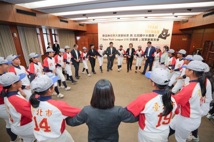 圖三：外交部長林佳龍、現場貴賓與選手們齊唱跳應援歌曲。