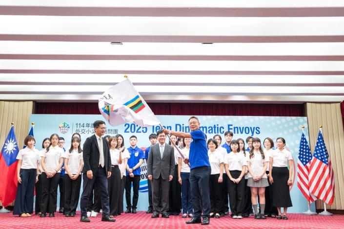 圖說五：教育部政務次長張廖萬堅（前排左一）授旗予2025年度外交小尖兵訪問團B團。