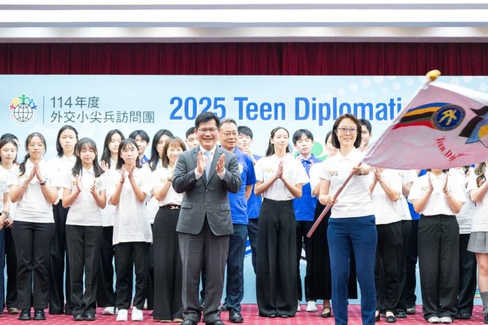 圖說四：外交部長林佳龍（前排左一）授旗予2025年度外交小尖兵訪問團A團。