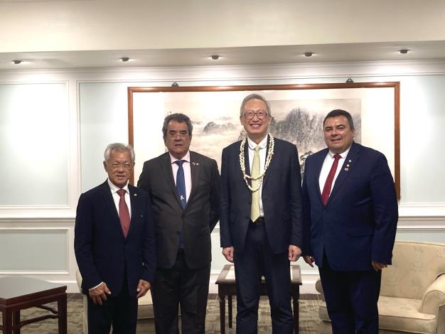 圖說二：外交部政務次長吳志中（右二）與法國參議員羅夫齊（Teva Rohfritsch，右一）、法玻政府前主席唐山佳（Gaston Tong Sang，左一）及前主席費奇艾（Edouard Fritch，左二）合影。
