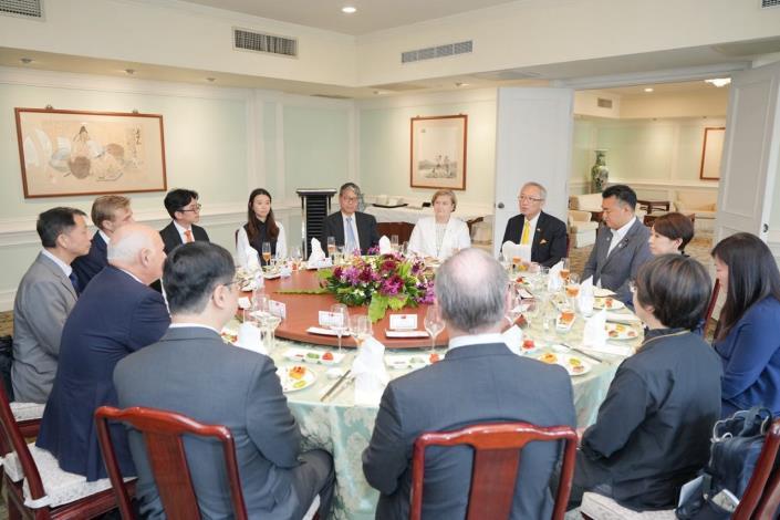 圖說三：外交部政務次長吳志中午宴歡迎「對中政策跨國議會聯盟」（IPAC）訪問團。
