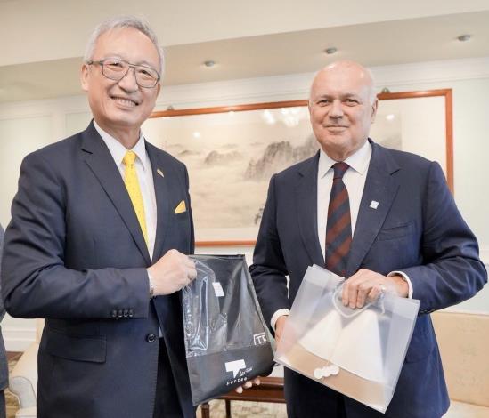 圖說二：外交部政務次長吳志中（左）與團長英國國會史密斯（Sir Iain Duncan Smith）下議員相互贈禮。