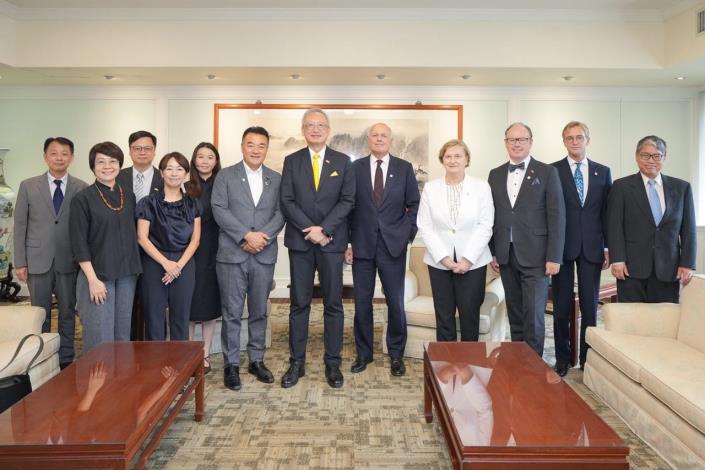 圖說一：外交部政務次長吳志中（右六）與午宴貴賓合影。