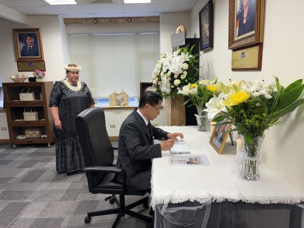 圖說：外交部常務次長葛葆萱赴馬紹爾群島共和國駐台大使館，並在馬國駐台大使卡蒂爾（Anjanette Kattil，左）陪同下，弔唁馬國大酋長暨前總統羅亞克（Christopher Loeak）。