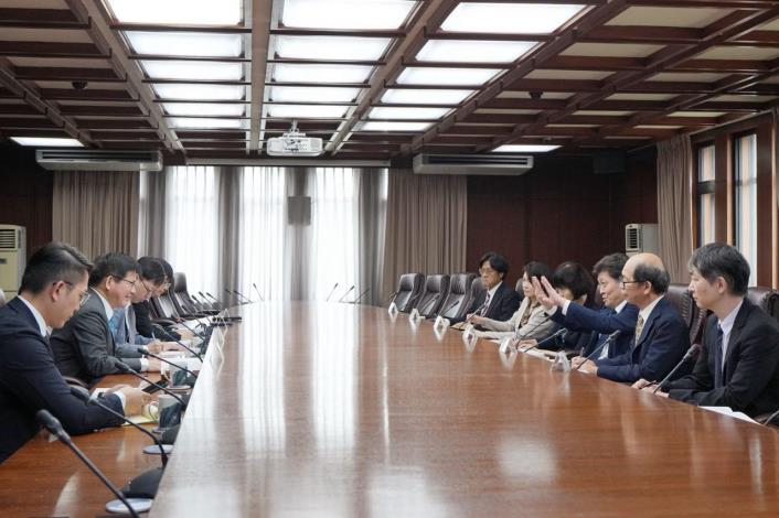 圖說二：外交部長林佳龍與日本東京大學兩岸關係小組交換意見。