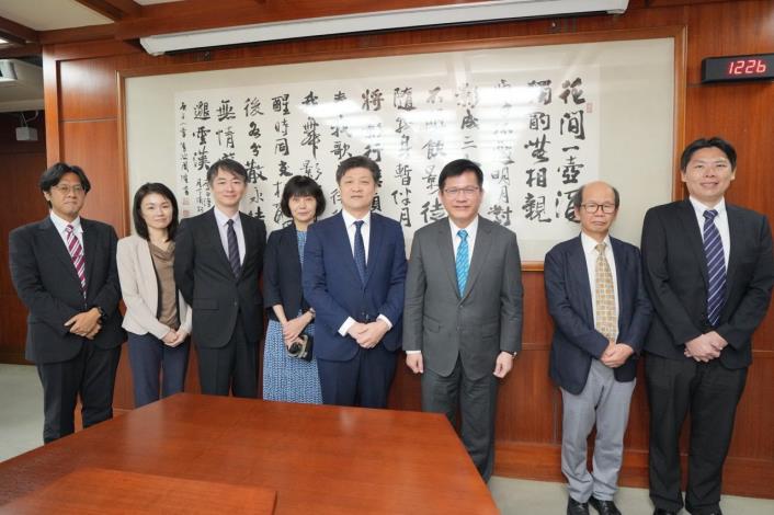 圖說三：外交部長林佳龍與日本東京大學兩岸關係研究小組合影。