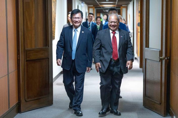 圖說一：外交部長林佳龍（左一）歡迎吐瓦魯國國會議長伊塔雷理（Sir Iakoba Italeli）（右一）。