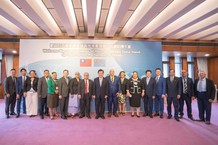 圖說五：外交部長林佳龍（左九）與吐瓦魯國訪團成員及與宴貴賓合影留念。