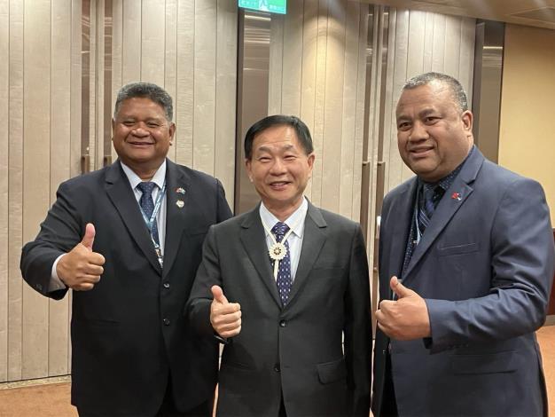 圖說二： 外交部常務次長葛葆萱（中）與馬紹爾群島司法、移民暨勞工部長查克拉（Wisely Zackhras，右）、帛琉國務部部長艾古斯（Gustav Aitaro，左）合影。