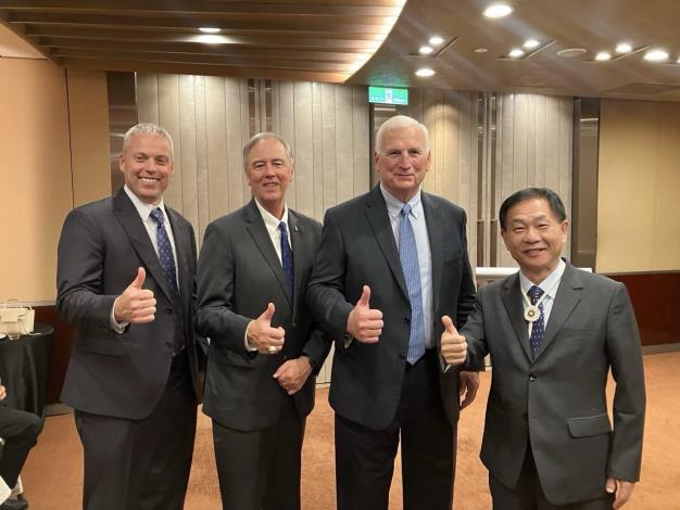 圖說三：（由右至左）外交部常務次長葛葆萱與國際警察首長協會（IACP）會長Ken Walker、IACP議事顧問暨前會長John Letteney、IACP處長Matt Langer合影。