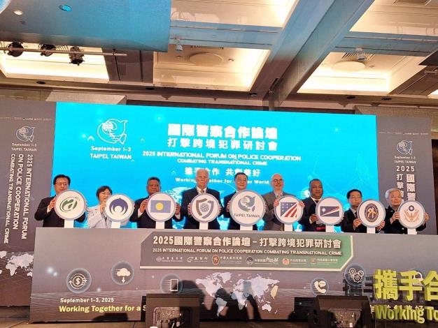 圖說一：「2025國際警察合作論壇―打擊跨境犯罪研討會」啟動儀式。（由左至右）農業部政務次長黃昭欽、內政部長劉世芳、帛琉國務部長艾古斯（Gustav Aitaro）、國際警察首長協會（IACP）會長Ken Walker、行政院長卓榮泰、美國在台協會處長谷立言（Raymond Greene）、馬紹爾群島司法、移民暨勞工部長查克拉（Wisely Zackhras）、外交部常務次長葛葆萱、內政部警政署長張榮興。