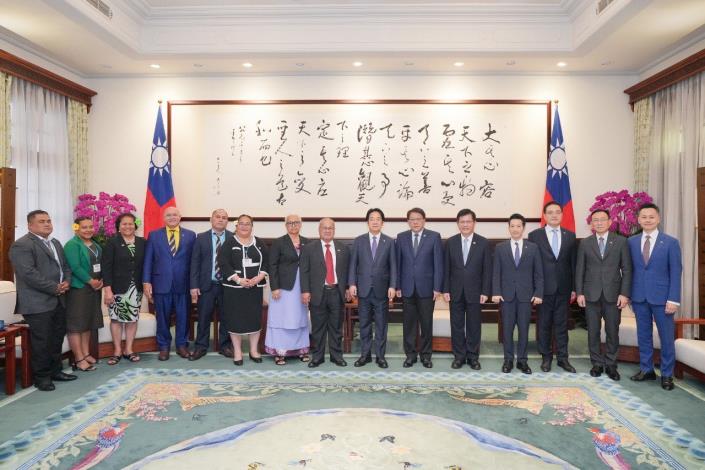 圖說一：吐瓦魯國國會議長伊塔雷理（Sir Iakoba Italeli，左八）伉儷訪團一行由外交部長林佳龍（右五）陪同晉見賴清德總統（右七）。