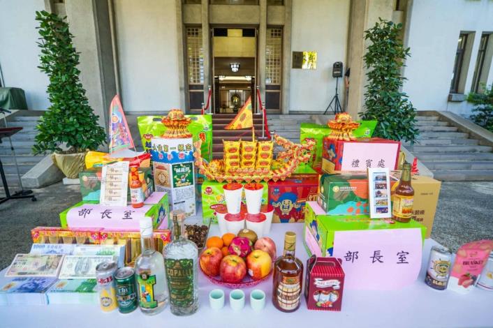 圖說三：各國紙鈔、友邦及友好國家提供供品參祭（貝里斯辣椒醬、蘭姆酒、瓜地馬拉咖啡、立陶宛巧克力及巴拉圭牛肉）。