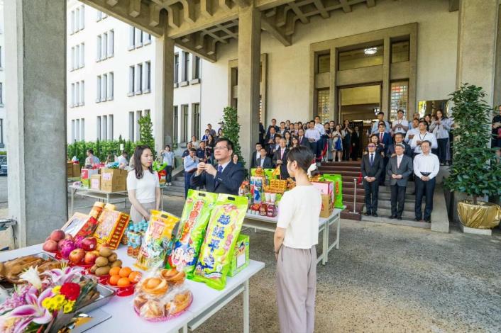 圖說二：中元節前夕率領同仁舉行普渡祈福儀式。