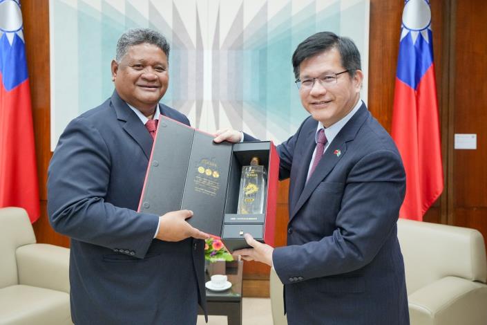 圖說一：外交部長林佳龍（右）贈禮給帛琉共和國國務部長艾古斯（Hon. Gustav Aitaro，左）。