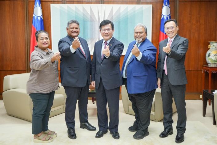 圖說二：外交部長林佳龍（中）與帛琉國務部長艾古斯（Hon. Gustav Aitaro，左二）伉儷合影留念。