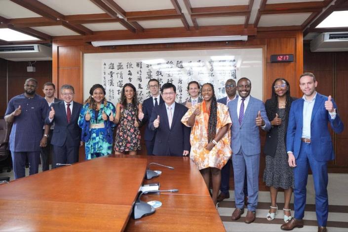 圖說一：外交部長林佳龍歡迎「法國-非洲基金會」青年領袖代表團訪團。