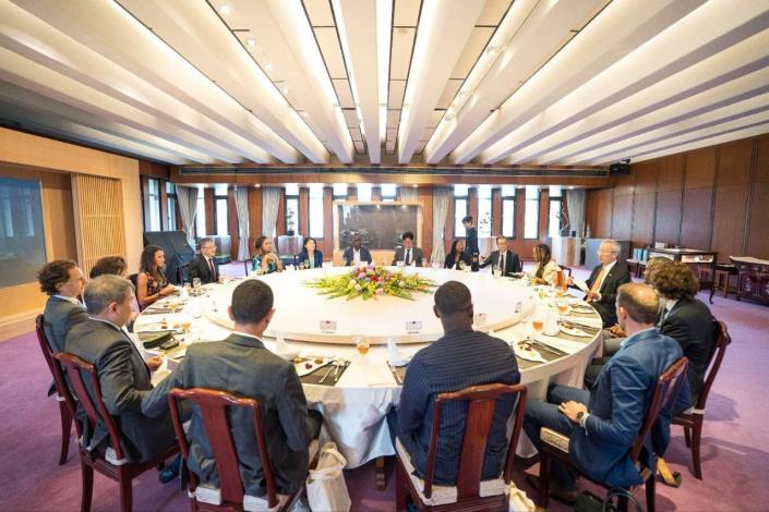 圖說三：「法國-非洲基金會」青年領袖代表團訪團接受外交部政務次長吳志中款宴。