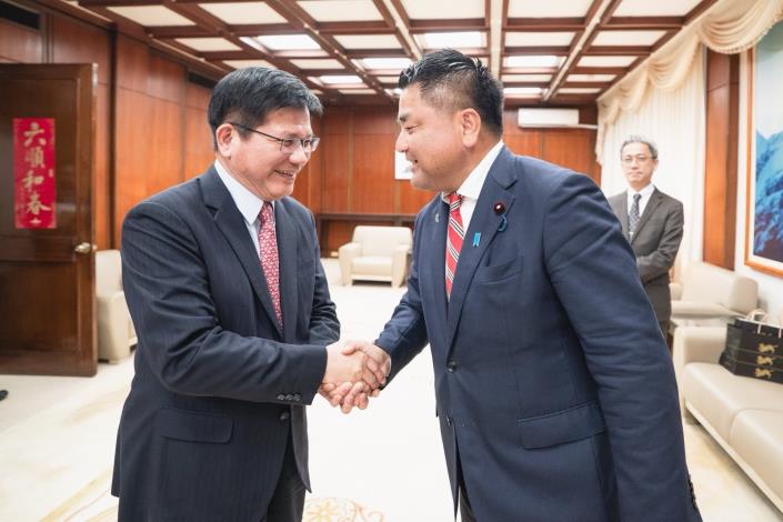 圖說一：外交部長林佳龍（左）歡迎日本立憲民主黨太榮志眾議員（右）一行。