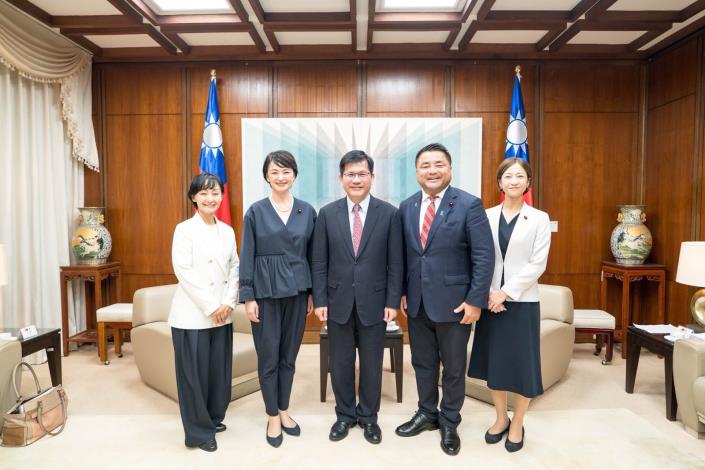 圖說三：外交部長林佳龍（中）與日本立憲民主黨太榮志眾議員（右二）、吉田晴美眾議員（左二）、大築紅葉眾議員（左一）及酒井菜摘眾議員（右一）合影。