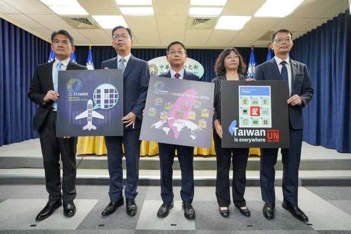 圖說二：外交部常務次長葛葆萱（中）、交通部常務次長林國顯（左二）、交通部民用航空局局長何淑萍（右二）、交通部航政司司長韓振華（左一）和交通部民用航空局副局長林俊良（右一）手持「台灣與各國合作邁向聯合國永續發展目標」、「全球飛航社群不應遺漏台灣」及「聯大第2758號決議未提到台灣」創意圖卡合影。