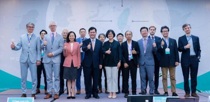 圖說二：外交部長林佳龍與論壇講者及與會貴賓合影。