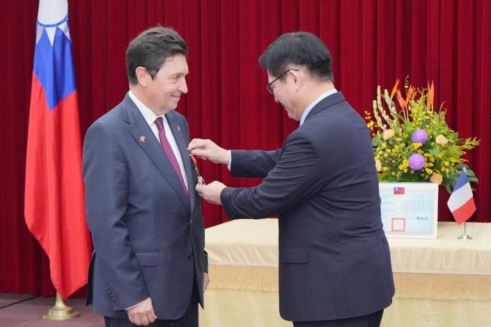 圖說一：外交部長林佳龍頒贈法國參議員卡迪克（Olivier Cadic）「睦誼外交獎章」。
