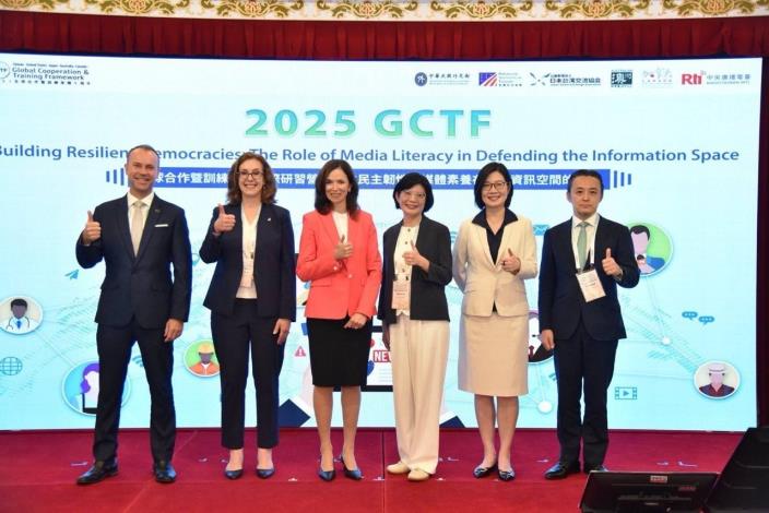 圖說一：「全球合作暨訓練架構」（GCTF）國際研習營貴賓合影。左起：澳洲辦事處代理代表司徒安（Dan Stuart）、美國在台協會台北辦事處代理處長梁凱雯（Karin Lang)、加拿大駐台北貿易辦事處代表何曼麗（Marie-Louise Hannan）、中央廣播電台董事長賴秀如、外交部北美司司長王良玉、日本台灣交流協會副代表高羽陽。