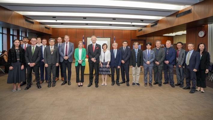 圖說一：外交部政務次長吳志中（前排左六）與出席簽署儀式的貴賓合影。