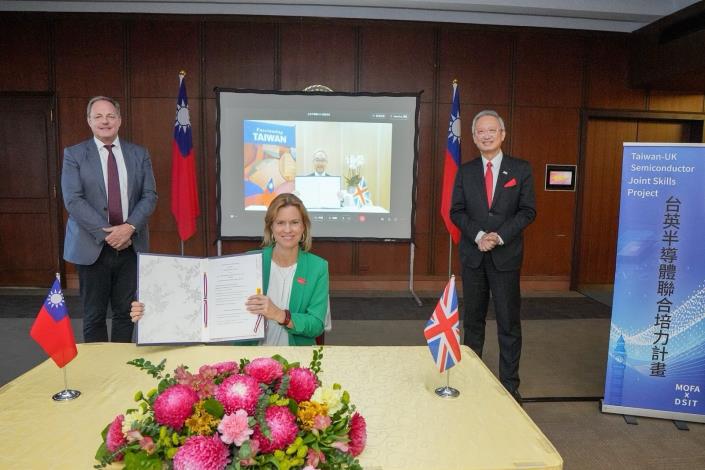 圖說二：駐英國代表處代表姚金祥大使以視訊方式與英國在台辦事處代表包瓊郁（Ruth Bradley-Jones，中）簽署「台英半導體聯合培力計畫瞭解備忘錄」，由外交部政務次長吳志中（右）、英國創新科技部國家科技顧問史密斯博士（Dr. Dave Smith，左）見證。