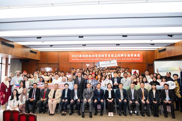 圖說一：外交部常務次長葛葆萱（前排右七）與五校、駐台機構代表及專班學員合影。