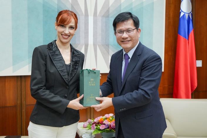 圖說二：外交部長林佳龍歡迎蒙特內哥羅跨黨派國會議員胡茜（Anđela Vojinović）議員來訪。