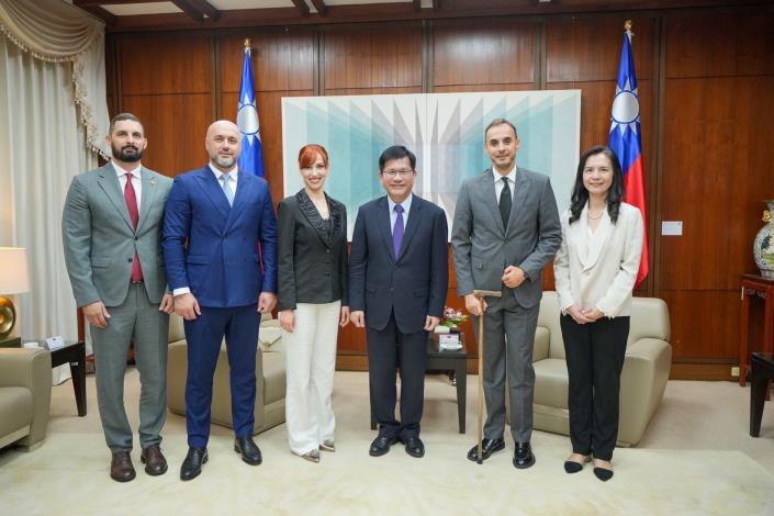 圖說一：外交部長林佳龍（右三）與蒙特內哥羅跨黨派國會議員訪問團合影。