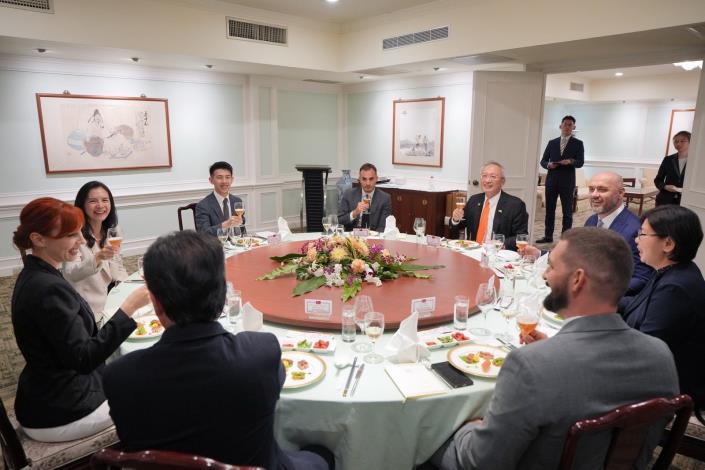 圖說三：外交部政務次長吳志中晚宴歡迎蒙特內哥羅跨黨派國會議員訪問團。